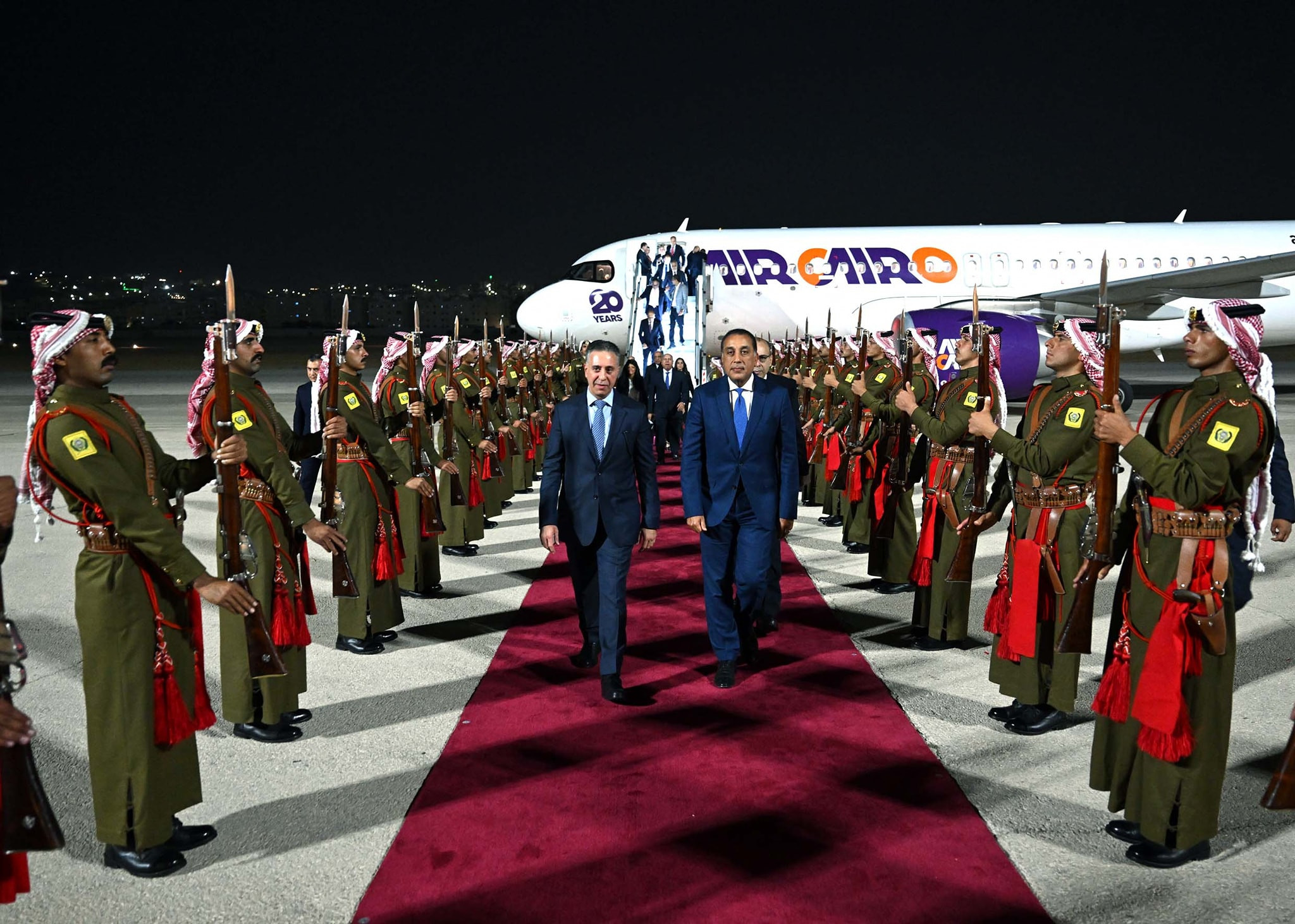 رئيس الوزراء يصل الأردن