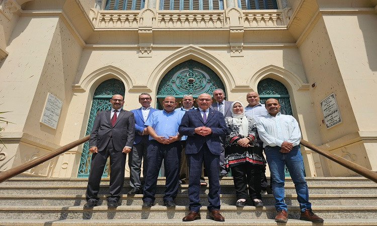 أهدى السفير التركي بالقاهرة صالح موطلو شن، مجموعة كتب إلى مكتبة القاهر