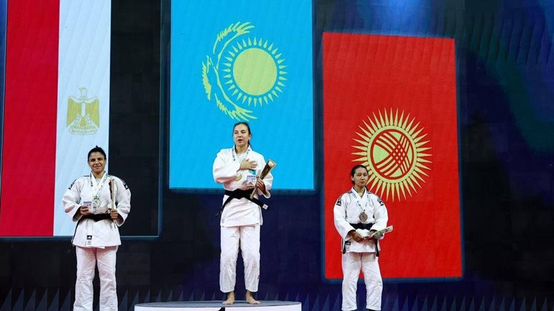 وزير الرياضة يهنئ البطلة أمنية السيد لحصولها على فضية بطولة االجودو