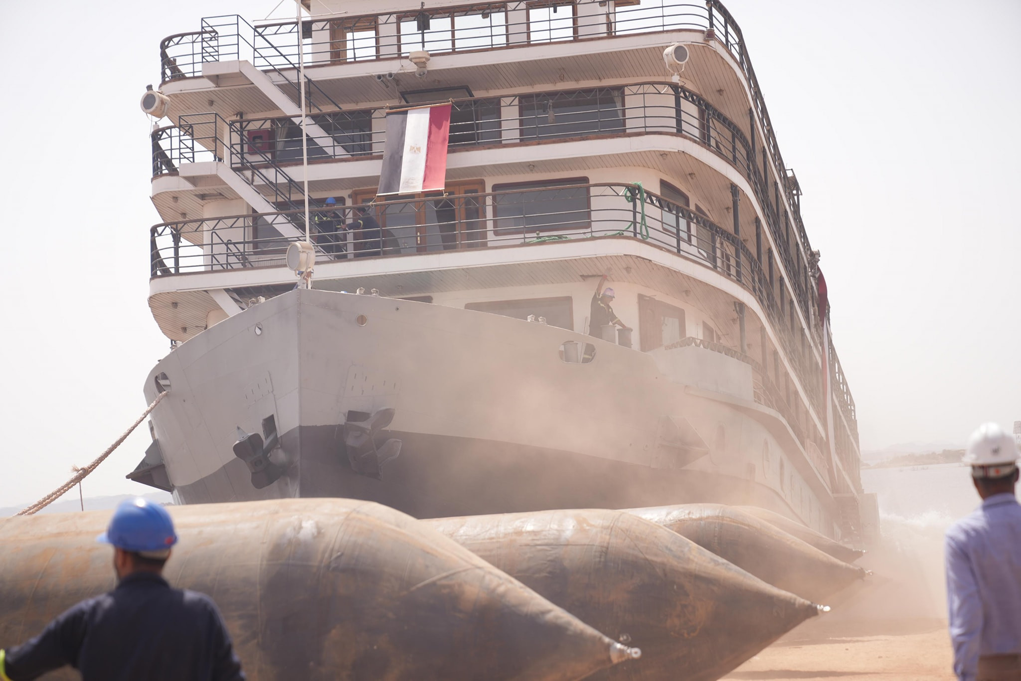 الفندق العائم