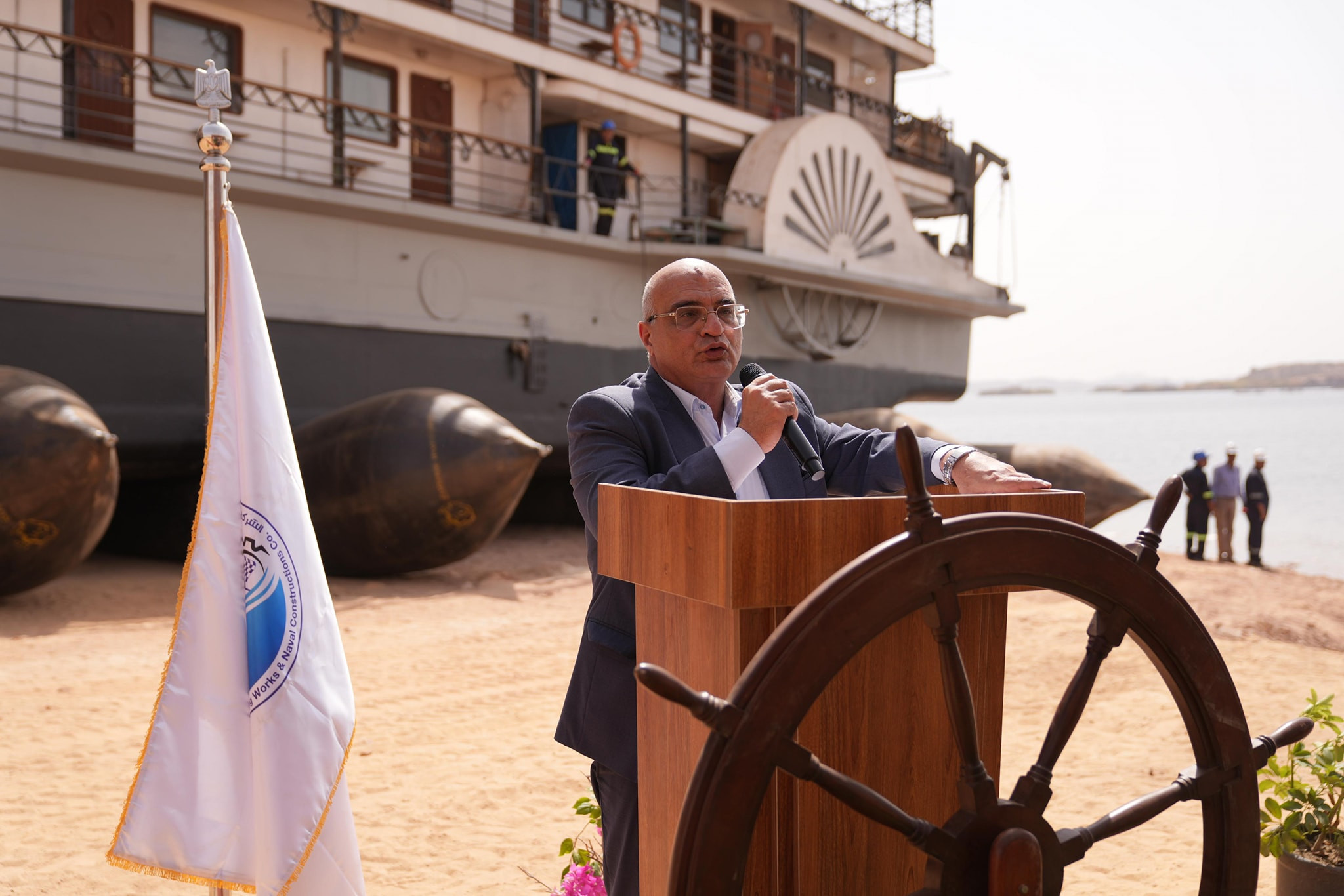 الفندق العائم