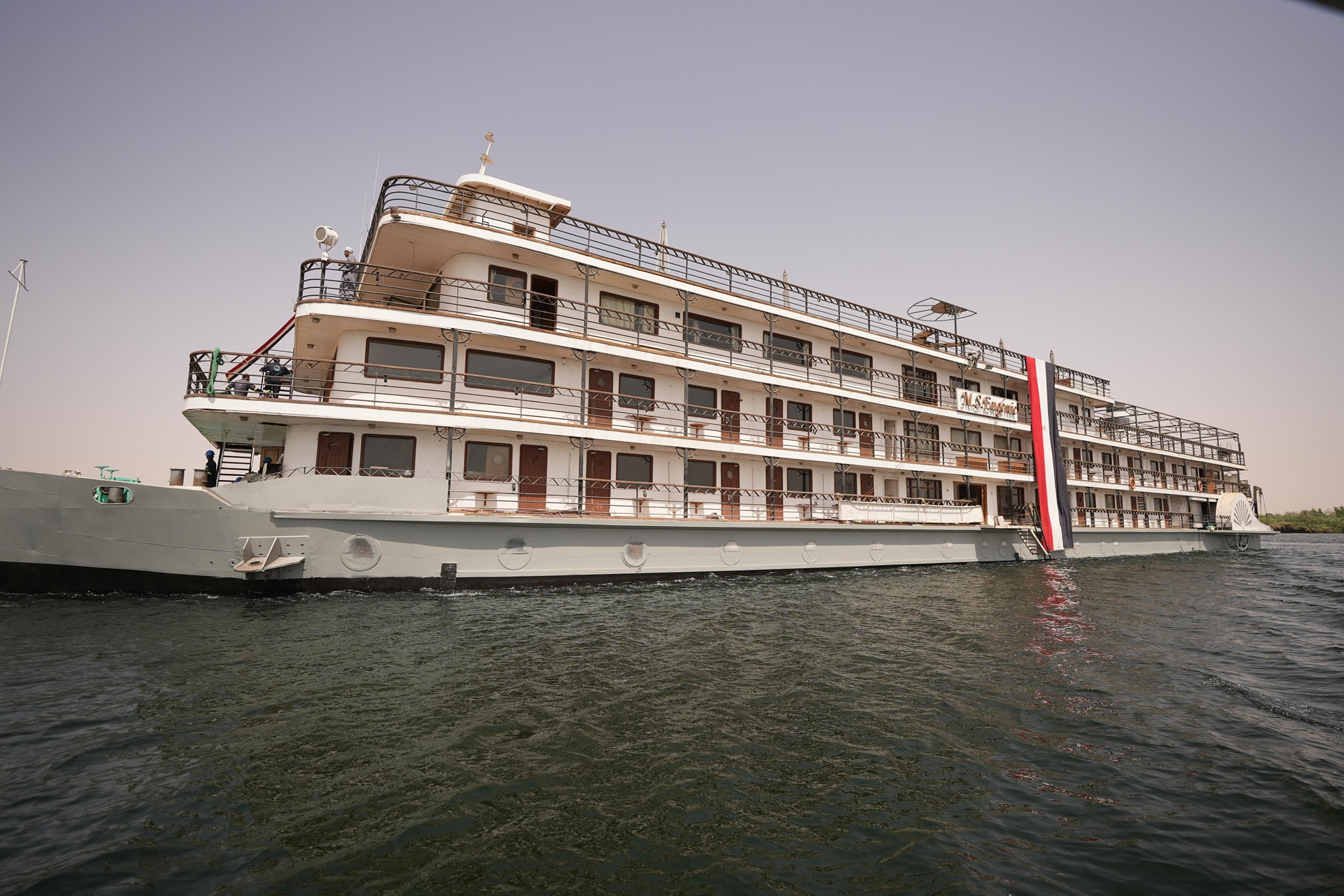 الفندق العائم