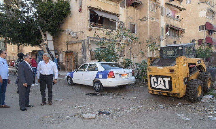 محافظ بورسعيد يتفقد أعمال تطوير منظومة الصرف الصحي بمساكن المتخللات