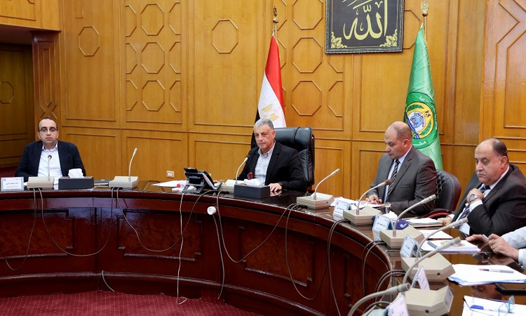محافظ الإسماعيلية يترأس اجتماع اللجنة العليا لحركة النقل والمرور بالمح