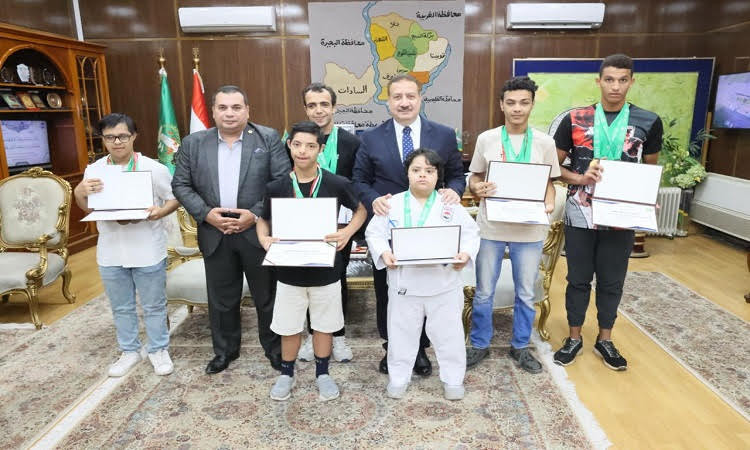 محافظ المنوفية يكرم عدداًا من ذوي الهمم المتميزين رياضيًا