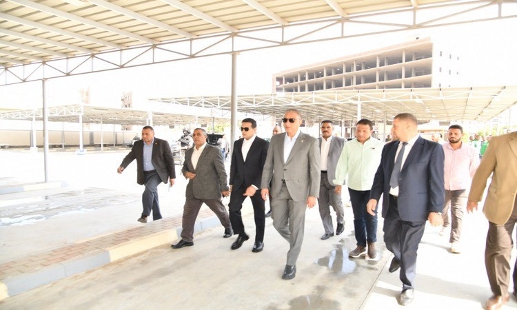 محافظ الفيوم يتفقد مجمع مواقف
