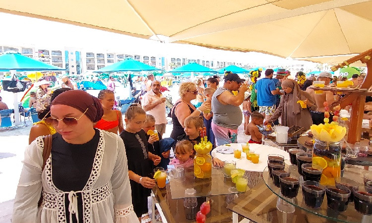 انطلاق مانطلاق هرجان الفواكه على شاطئ الغردقة وسط إقبال كبير من السياح