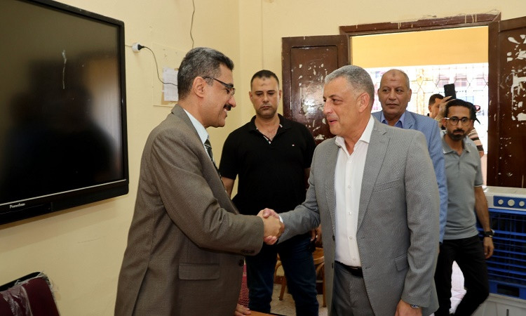 محافظ الإسماعيلية يتابع ميدانيًّا انتظام سير انتخابات 