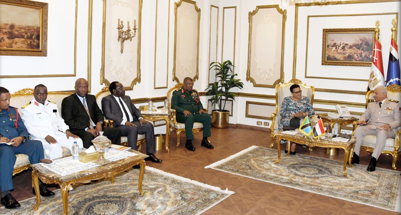 إلتقى الفريق أول عبدالمجيد صقر القائد العام للقوات المسلحة وزير الدفاع