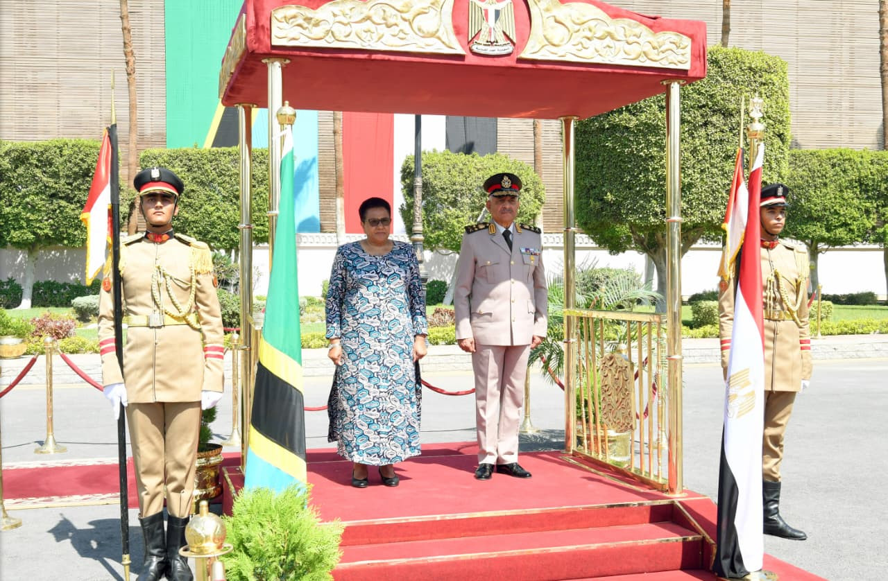 إلتقى الفريق أول عبدالمجيد صقر القائد العام للقوات المسلحة وزير الدفاع