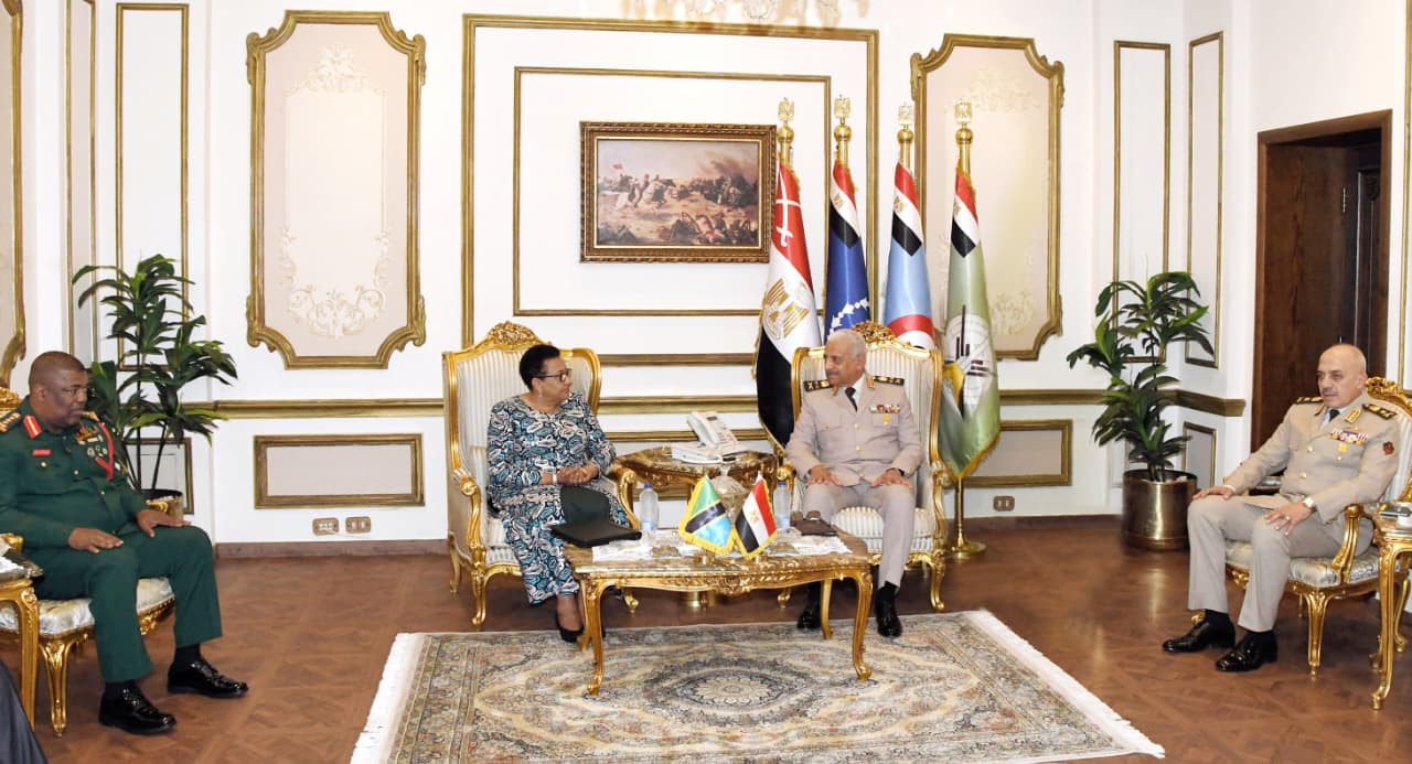 إلتقى الفريق أول عبدالمجيد صقر القائد العام للقوات المسلحة وزير الدفاع