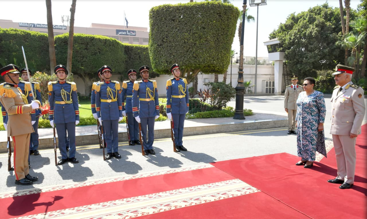 إلتقى الفريق أول عبدالمجيد صقر القائد العام للقوات المسلحة وزير الدفاع