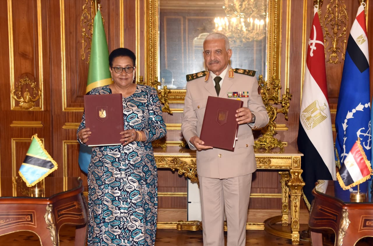 إلتقى الفريق أول عبدالمجيد صقر القائد العام للقوات المسلحة وزير الدفاع