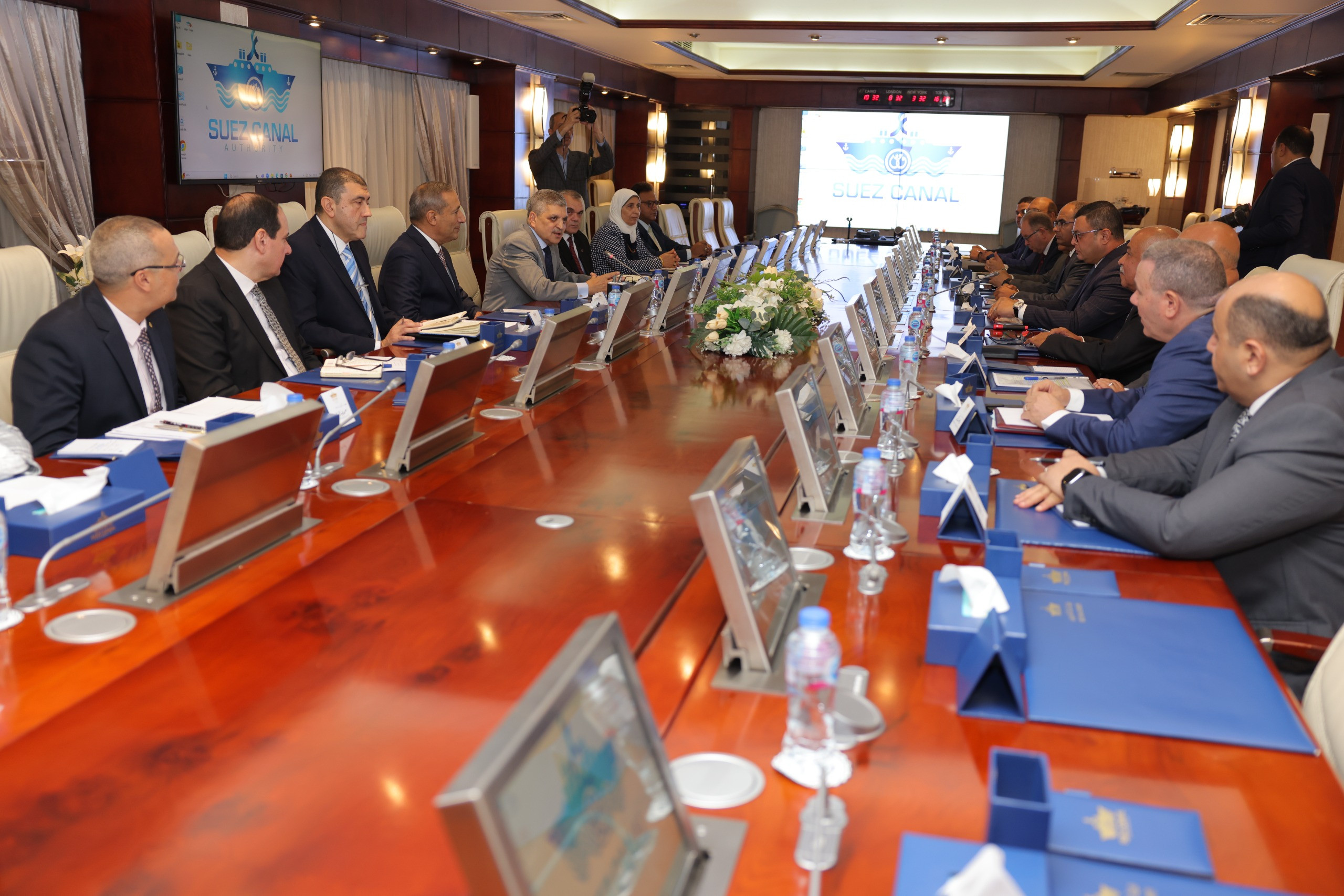 وزير الإسكان ورئيس هيئة قناة السويس