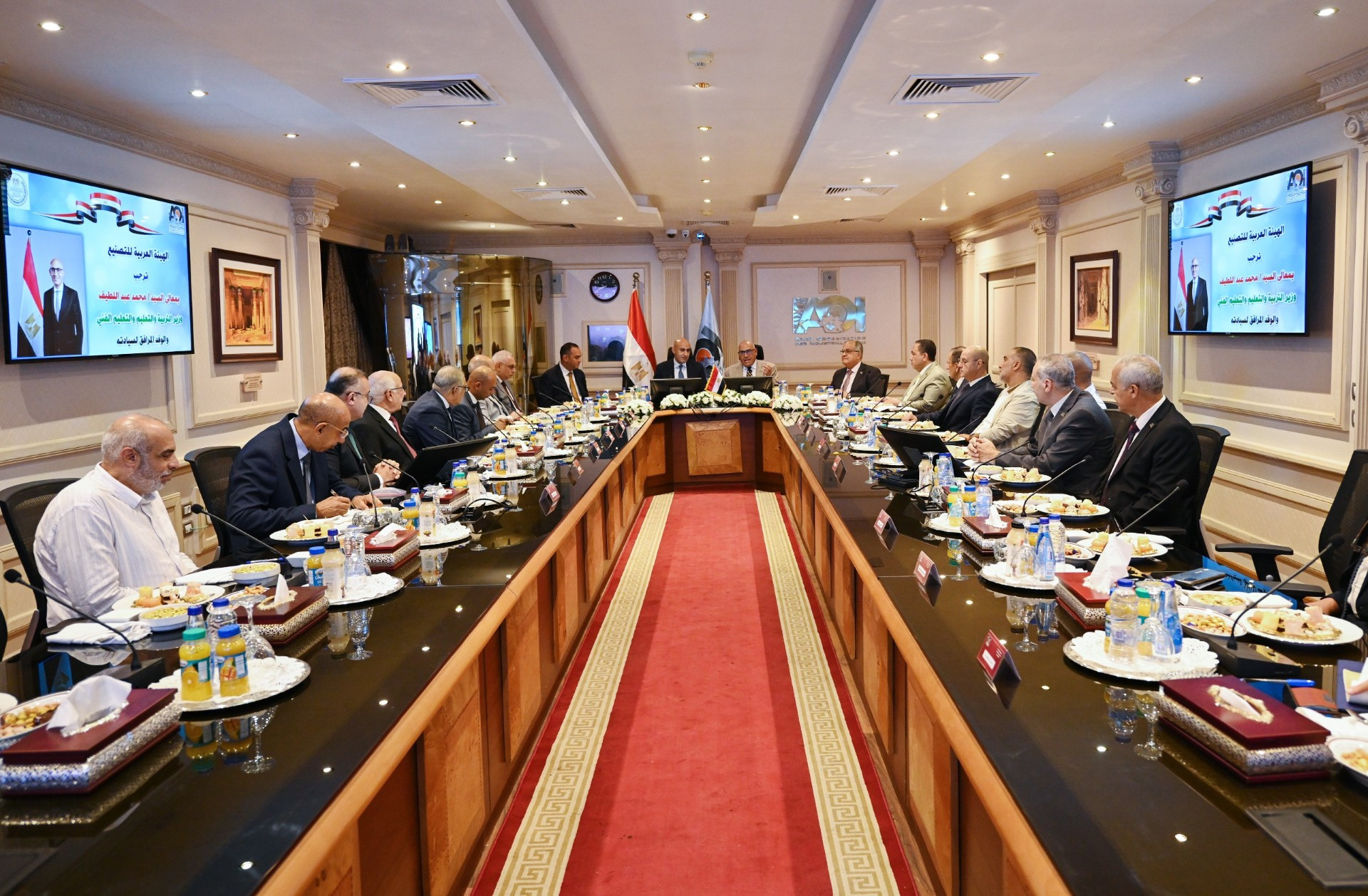 وزير التعليم ورئيس العربية للتصنيع