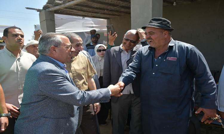 محافظ بورسعيد يشهد موسم حصاد الأرز بأحد الحقول الزراعية جنوب بورسعيد