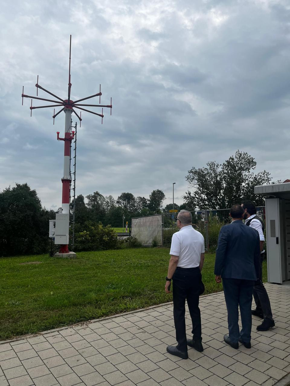 القابضة للمطارات