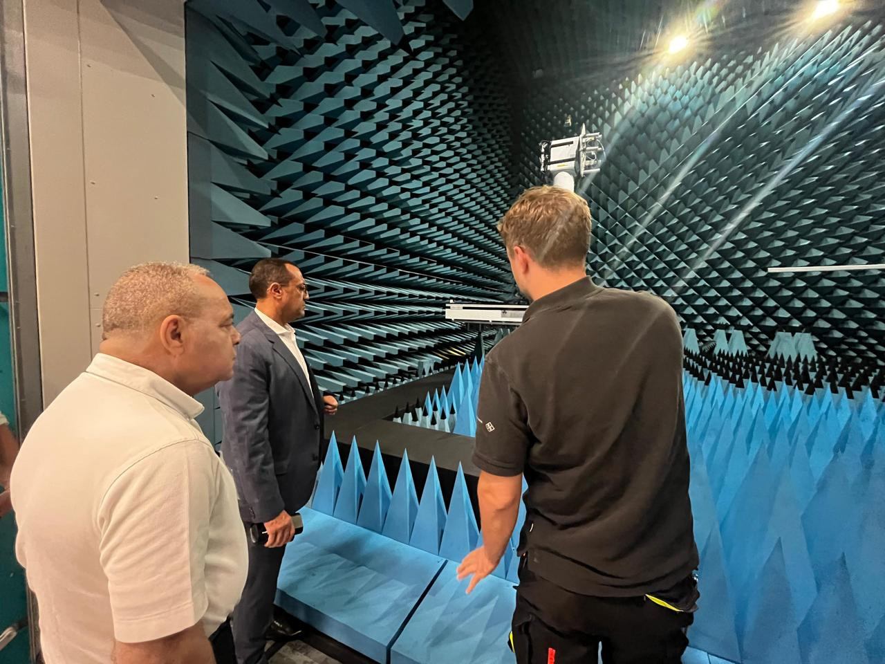 القابضة للمطارات