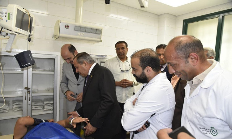 محافظ بورسعيد يتابع انتظام العمل والخدمات الطبية بمستشفى الزهور