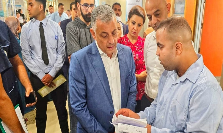 محافظ الإسماعيلية يتفقد المجمع الطبي بالإسماعيلية ويستمع لعدد من المتر