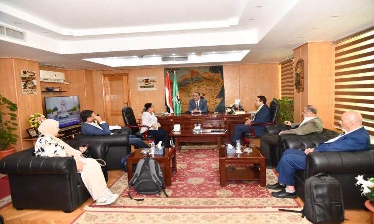 محافظ الفيوم يبحث تحديث الهيكل التنظيمي لتحسين الخدمات الحكومية