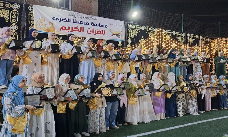 في احتفالية كبرى.. تكريم 550 من حفظة القرآن الكريم بقرية مرصفا