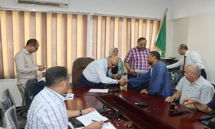 محافظ القليوبية يوجه بفحص وحل طلبات المواطنين بشكل عاجل