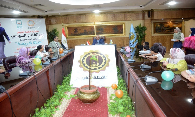 محافظ الغربية يسلم الزي المدرسي ويسدد المصروفات لـ 35 طالبًا من الأولى