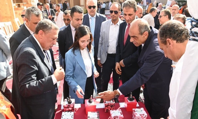 محافظ البحيرة تفتتح معرض منتجات المدارس الفنية بمدرسة شوكت الزراعية