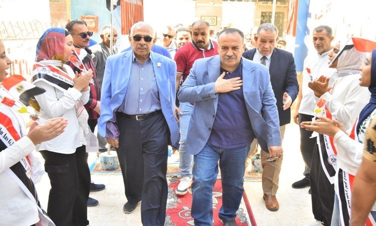 محافظ أسيوط يشهد حفل توزيع حقائب مدرسية بقرية النوارة بالبداري