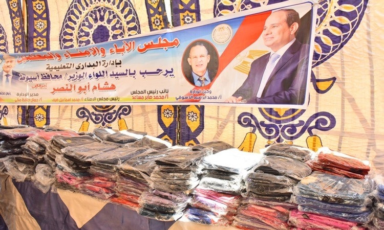 محافظ أسيوط يشهد حفل توزيع حقائب مدرسية بقرية النوارة بالبداري
