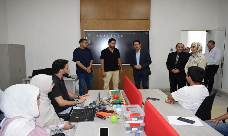 رئيس جامعة بنها يتفقد التدريب الصيفي لطلاب الجامعات