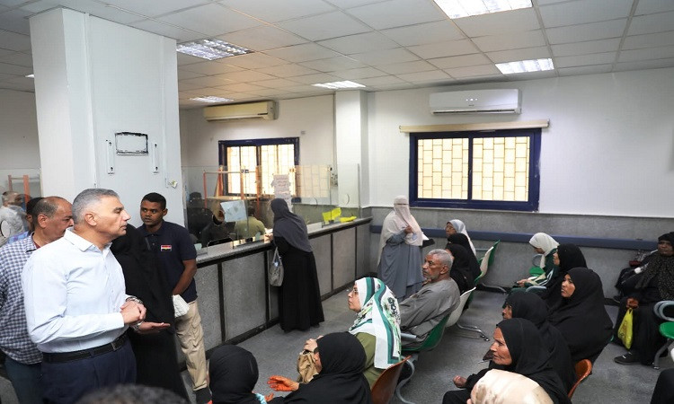 محافظ أسوان يتفقد مركز الأورام ويطمئن على مستوى الخدمات الطبية المقدمة