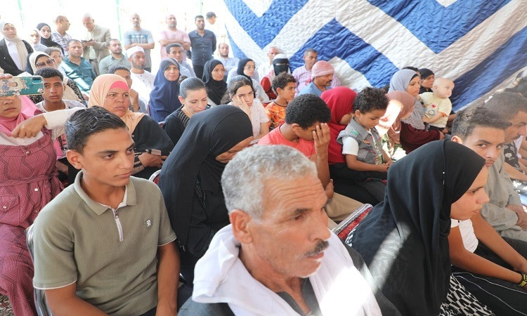 محافظ المنيا يسلم شيكات دعم أصحاب المشروعات الصغيرة بقرية قلندول