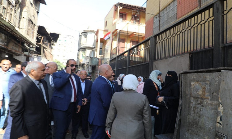 محافظ القاهرة يتفقد عددا من المدارس لمتابعة انتظام العملية التعليمية
