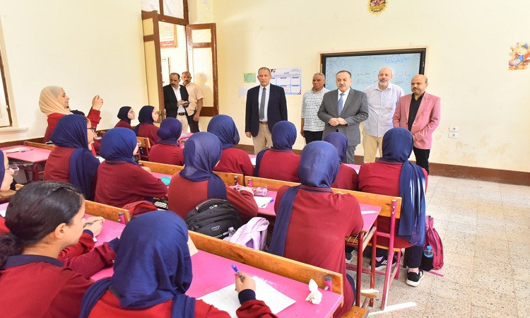 محافظ أسيوط يتفقد المدارس في أول أيام الدراسة