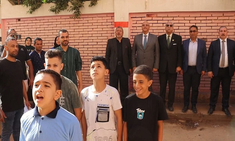 محافظ القليوبية يشارك في طابور الصباح ويتفقد عدداً من المدارس ببنها
