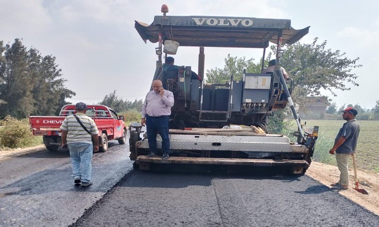 الانتهاء من أعمال الرصف بطريق