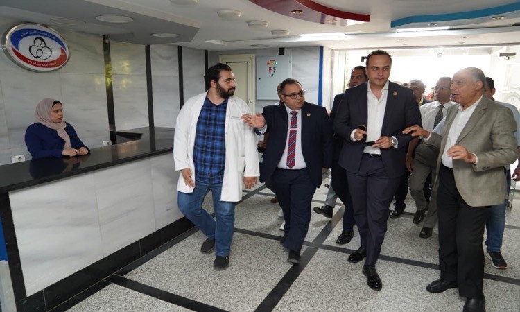 رئيس الرعاية الصحية والمحافظ يتفقدان مستشفيات المرحلة الثانية للتأمين