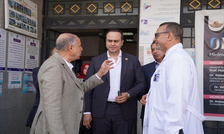 رئيس الرعاية الصحية والمحافظ يتفقدان مستشفيات المرحلة الثانية للتأمين