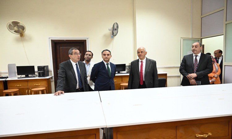 رئيس جامعة الفيوم يتفقد عدد من الكليات مع بدء العام الجامعي الجديد