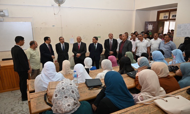 رئيس جامعة الفيوم يتفقد عدد من الكليات مع بدء العام الجامعي الجديد