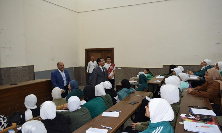 رئيس جامعة بنها يتفقد سير العملية التعليمية بكلية علوم الرياضة