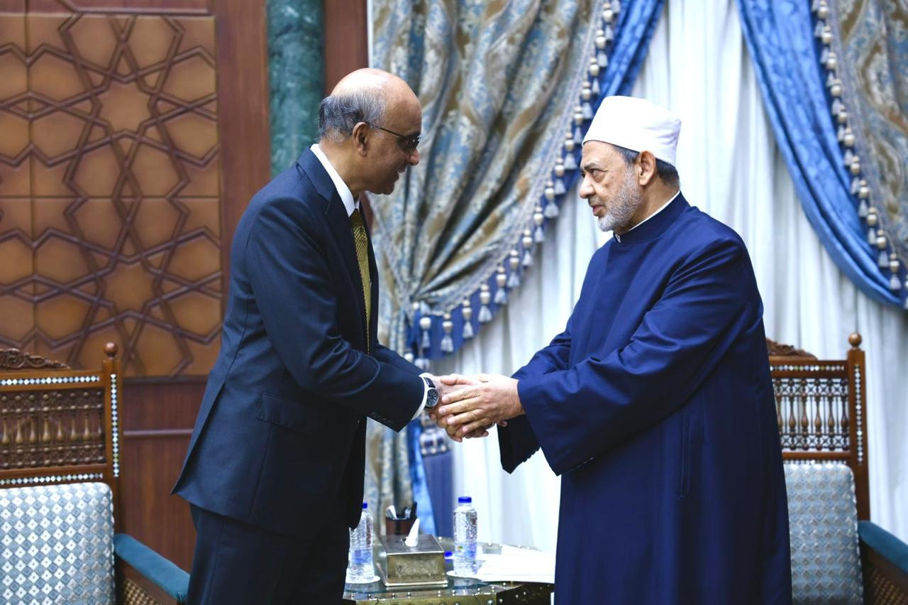 شيخ الأزهر ورئيس سنغافورة