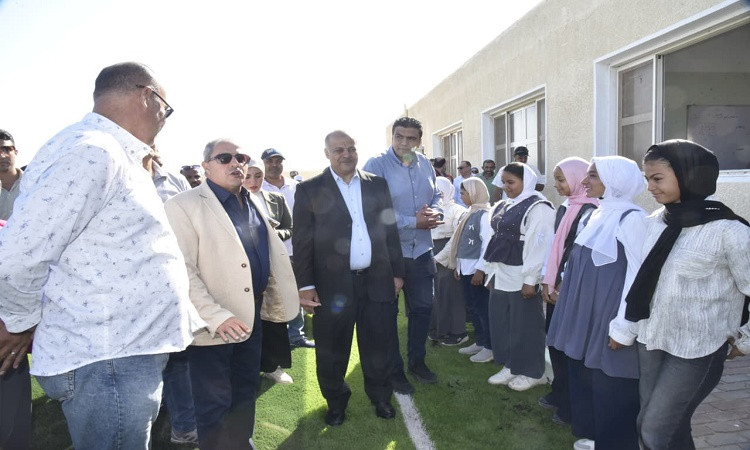 محافظ بورسعيد يتابع انتظام العملية التعليمية بمدرسة الشهيد فتحي عبد ال
