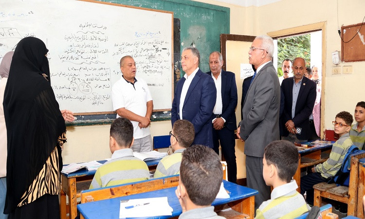 محافظ الإسماعيلية يتابع انتظام سير العملية التعليمية بمدارس المحافظة