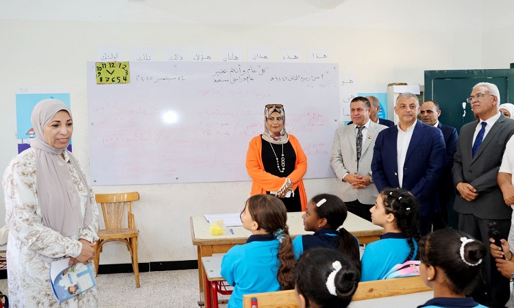 محافظ الإسماعيلية يتابع انتظام سير العملية التعليمية بمدارس المحافظة