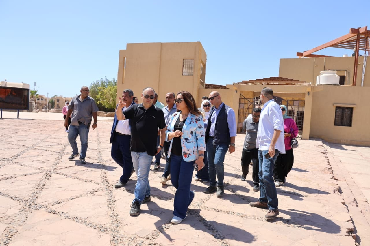 الدكتورة منال عوض