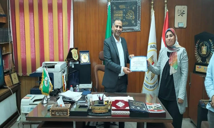 وكيل وزارة الشباب والرياضة بالقليوبية يكرم إدارة البرلمان