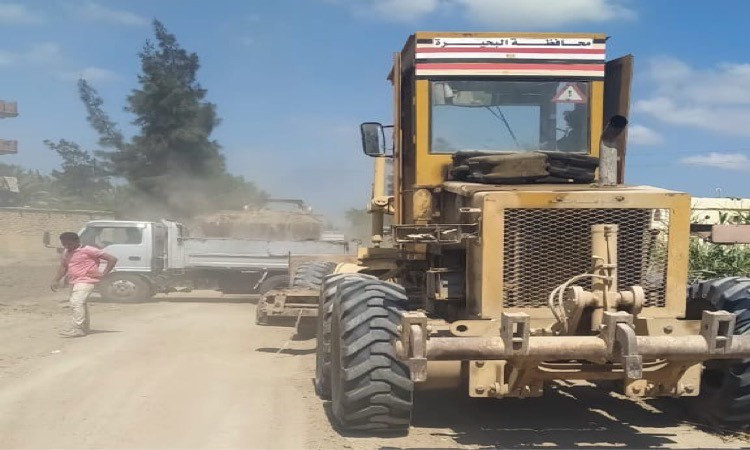 محافظة البحيرة تواصل تمهيد وصيانة الطرق استعدادًا لموسم الشتاء والأمطا